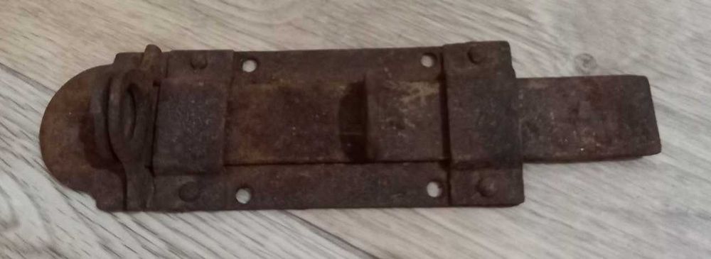 Продам задвижки на двери сарая с петлями под замок