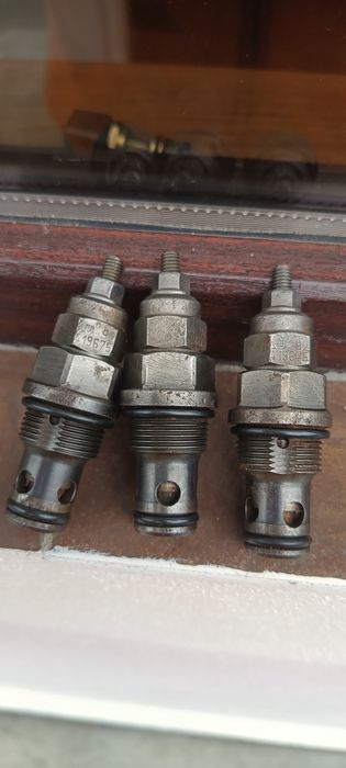 Vînd 3 buc. Injectoare. Pt mini excavatoare sau încărcătoare bob cat.