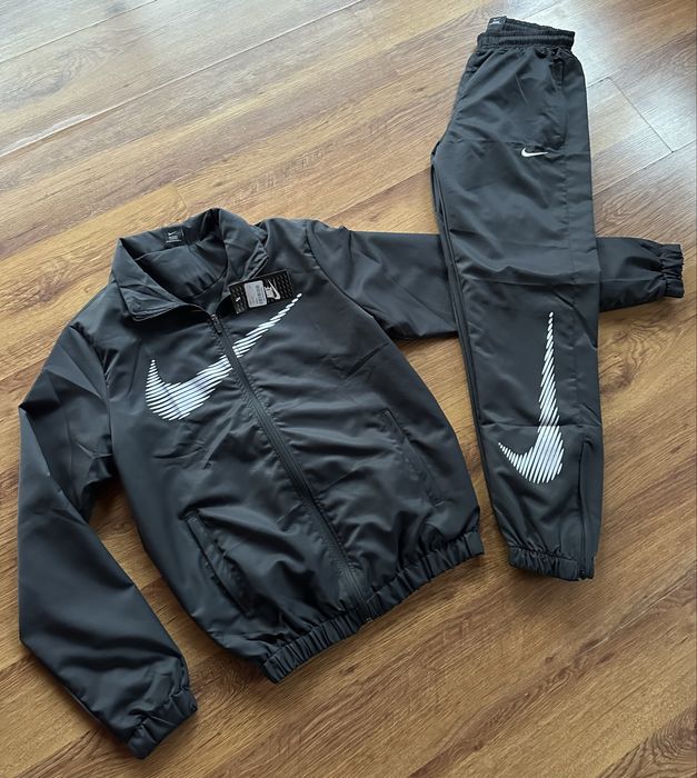 Мъжки,шушлеков,черен екип Nike с бродирано лого