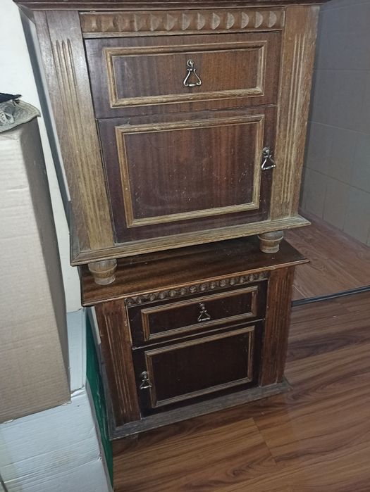 Продам срочно трюмо с зеркалами и две тумбы чистое дерево