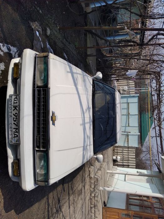 Тойота креста енгил седанрули чапга урнатилган 1983 йилда ишлаб