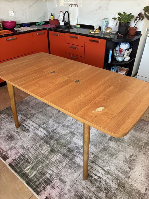 Обеденный стол в б/у состоянии