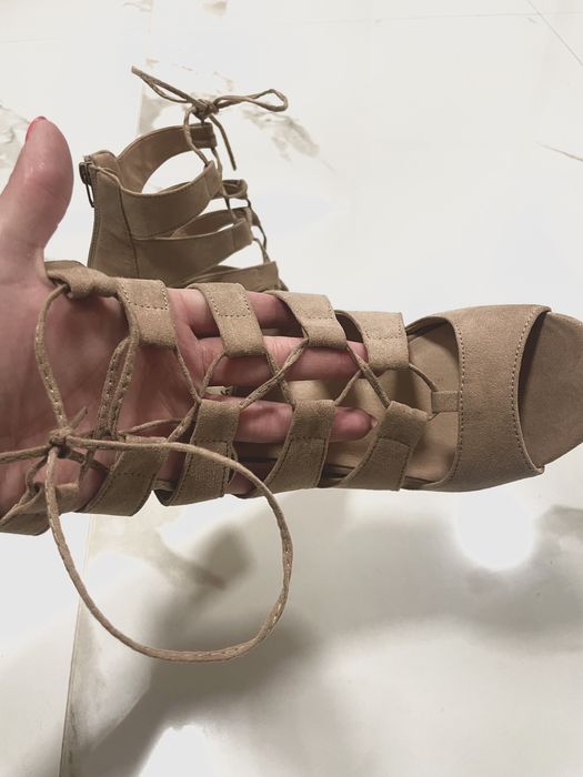 Сандали на ток с връзки La strada