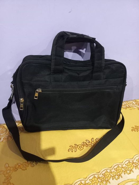 Фирменная сумка для ноутбука .