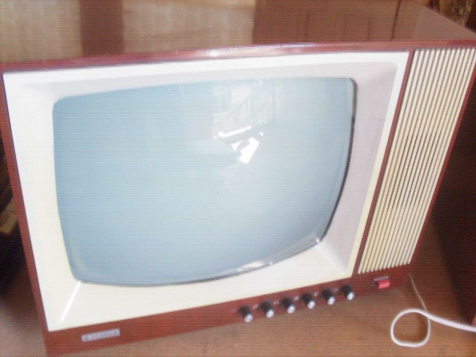 Стар колекционерски български телевизор с покривало и крака.