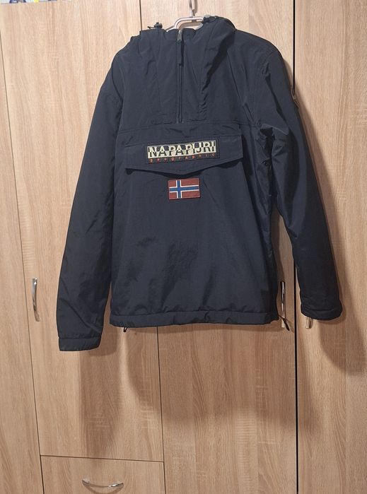 Продавам яке napapijri