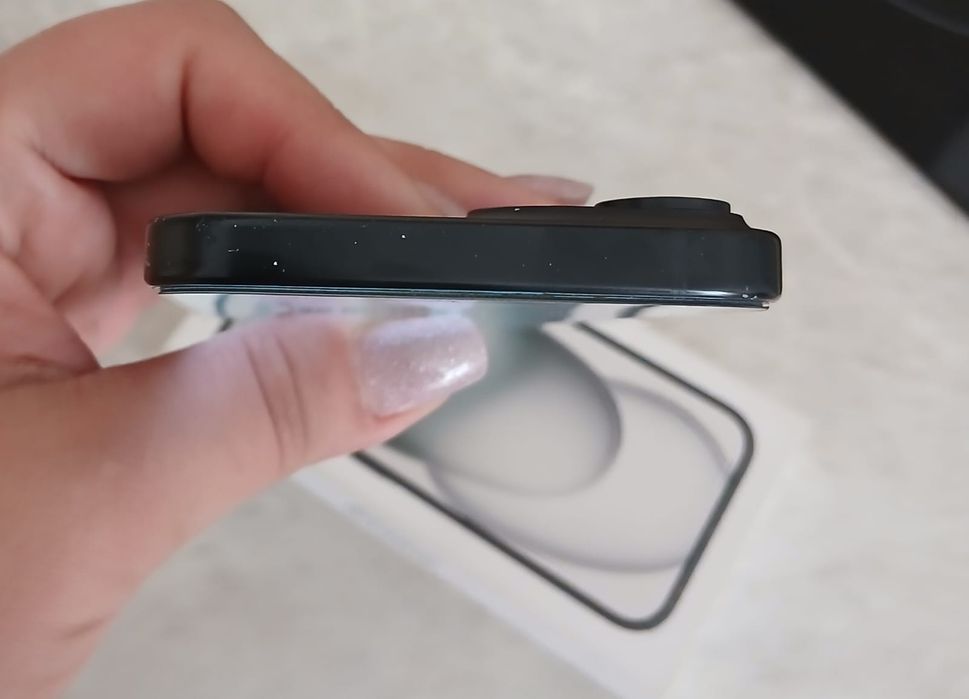 Продам Iphone 15 128g