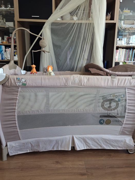 Кошара на две нива, люлеещ механизъм, балдахин, музикална въртележка