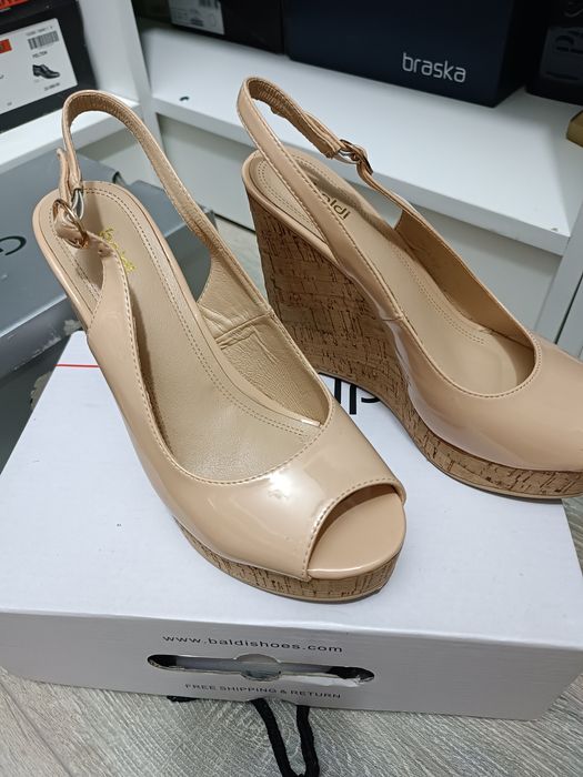 Продам босоножки! 4500!