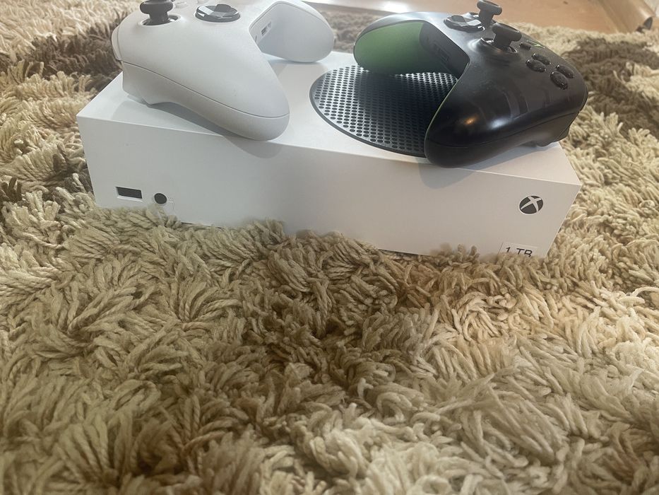 Vând xbox seria s de 1tb  cu 2 manete