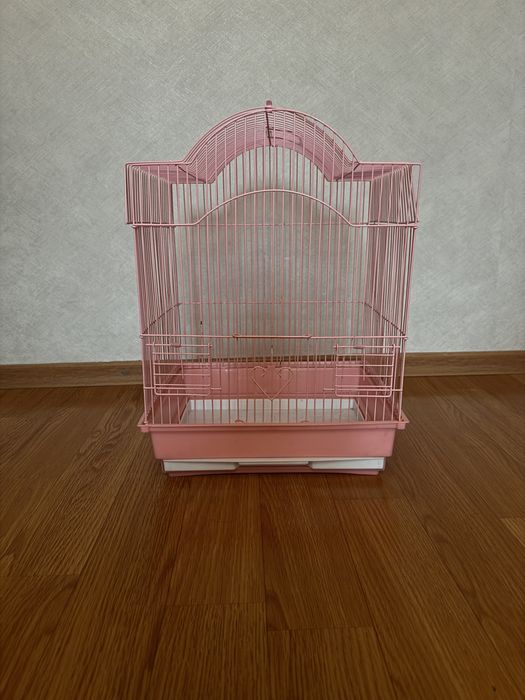 Продаются клетки для попугаев.
