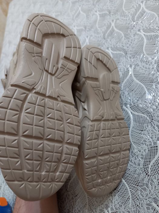 Ботинки для девочек новые.