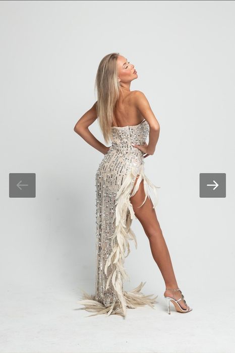 Дълга рокля с пера