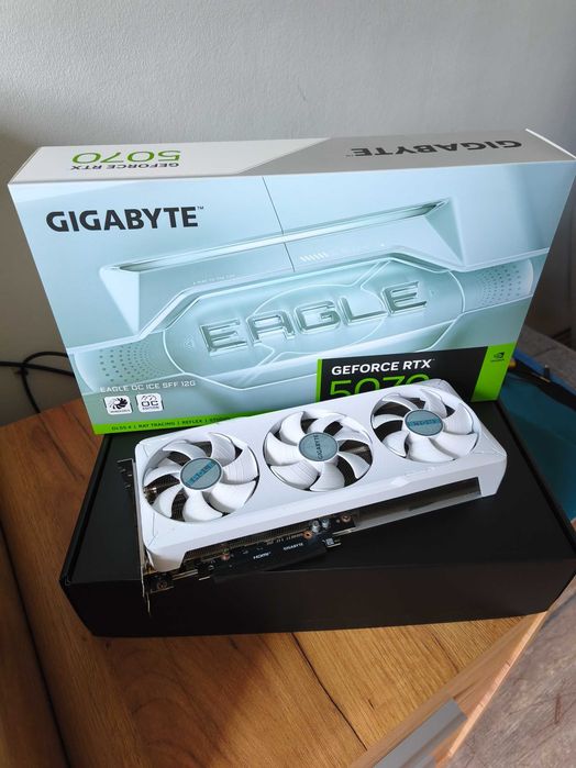 Vand GIGABYTE GeForce RTX 5070 EAGLE OC ICE SFF 12GB GDDR7 192-bit DLSS 4.0 (noua, 36 luni garantie)