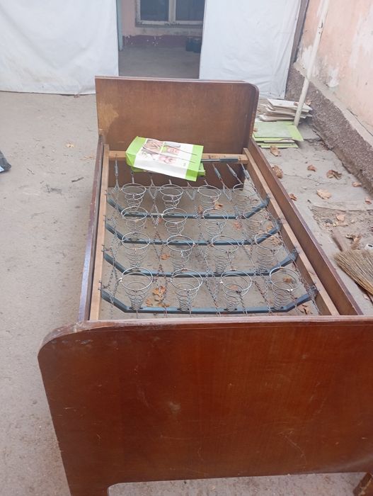 Диван. Тремо. Тумбочка . Эман  дарахтидан ясалган.