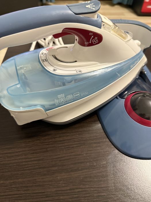 Fier de calcat fara fir Tefal FreeMove 2400W