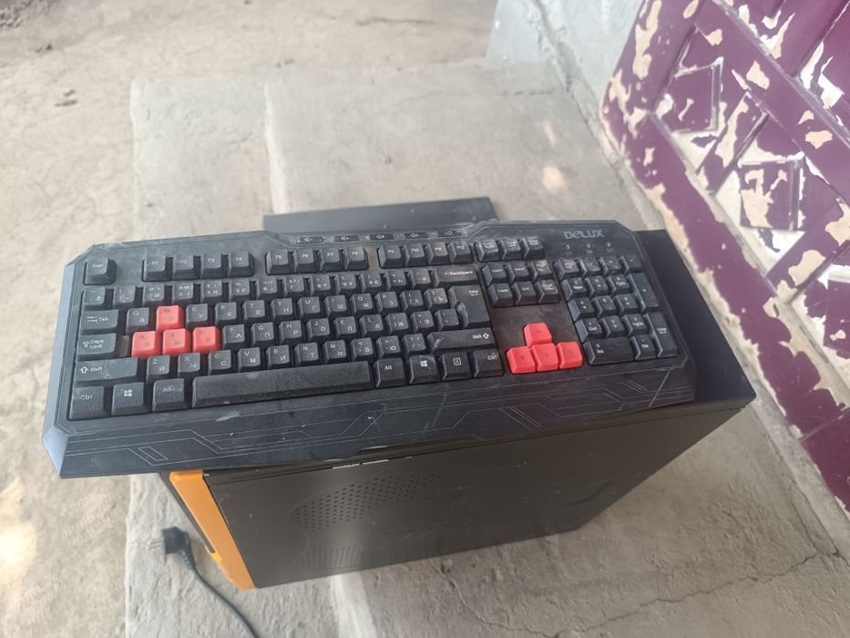 Системный блок + клавиатура