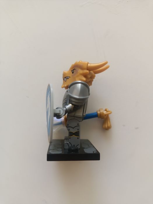 Лего минифигурка  Dragonborn Paladin