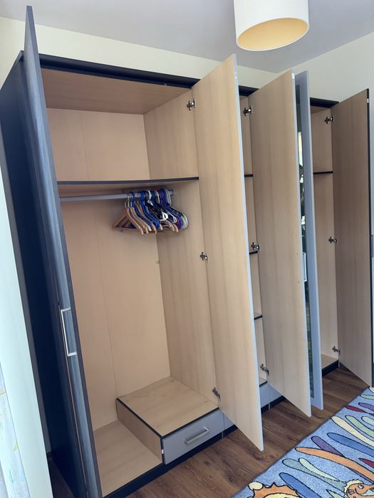 Гардероб 120€ отлично състояние, огледала и добро разпределение