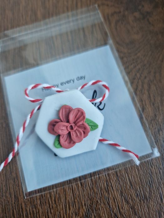 Broșă handmade din lut polimeric, realizată cu atenție la detalii.
Pre