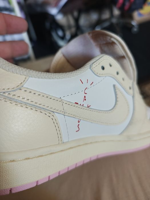 Air Jordan 1 Low x Travis Scott „Shy Pink” cu Swoosh inversat roz pal. Sunt 1.1 de înaltă calitate și materiale exact la fel ei sunt noi numărul 42,5