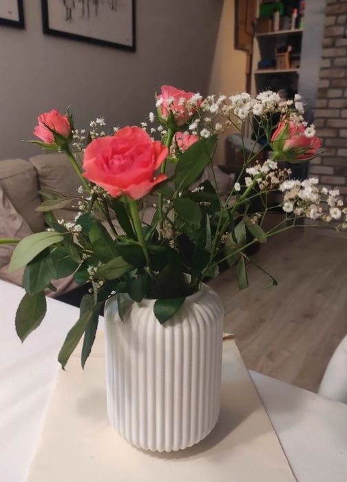 Декоративна рифелована ваза – модерен дизайн в бяло