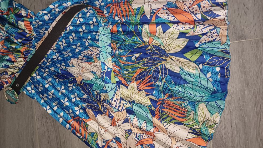 Rochie florala mărimea L,purtata o singură  dată!