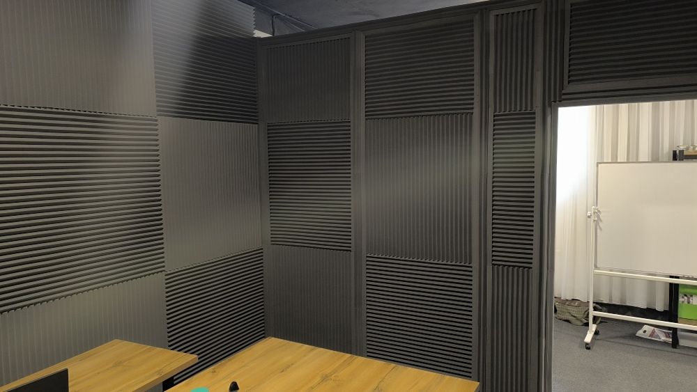 Акустические поролоны студия кинотеатр эхо шум звук.