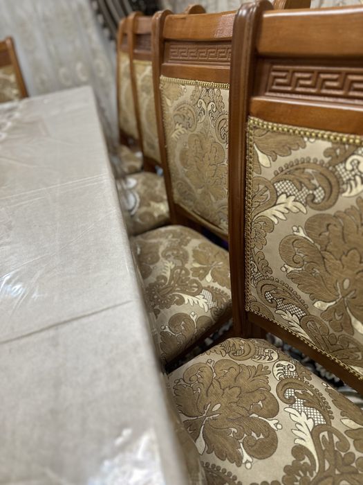 Стол стул сотилади мехмонхонага