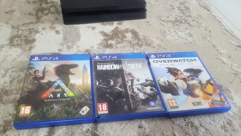PS 4 slim de vanzare ușor negociabil