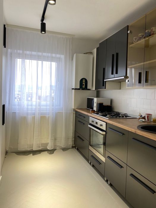 Inchiriez apartament 3 camere 64 mp cu o parcare