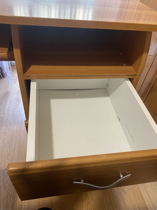 Birou din PAL, foarte spațios și stabil.