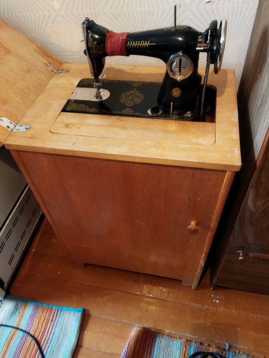 Продам швейную машинку