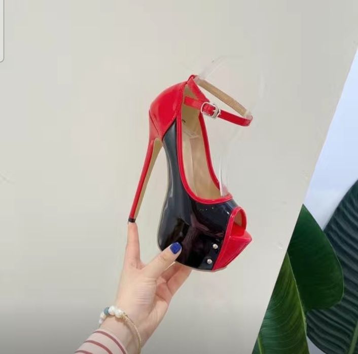 Босоножки на каблуке