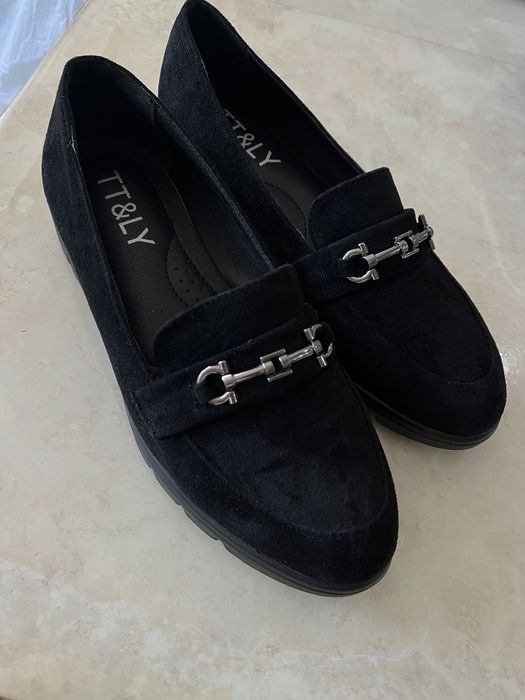 Әдемі туфлилер сатылады