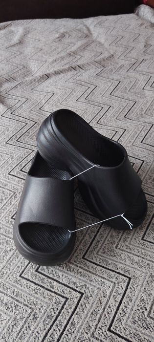 2000тг. Продам новые шлепки.