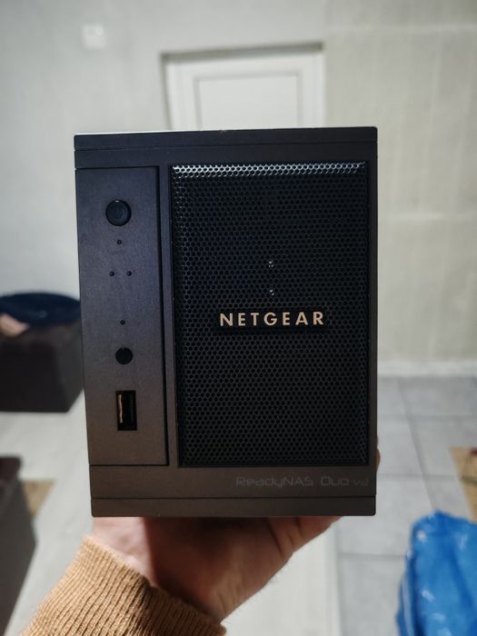 Продавам мрежово хранилище (NAS) Netgear ReadyNAS Duo v2. Устройството