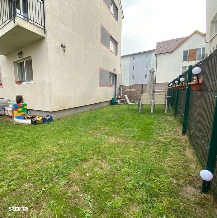 Apartament cu 3 camere 2 bai curte individuala 74 mp în Șelimbăr