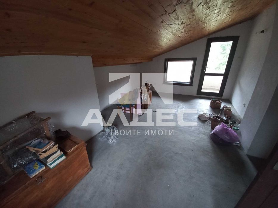 Продава се двуетажна масивна къща с двор в сл. Планиница!