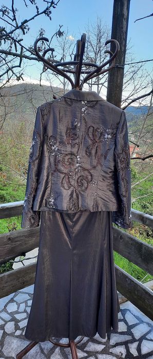 Дамски костюм сребрист от сако и пола размер 48