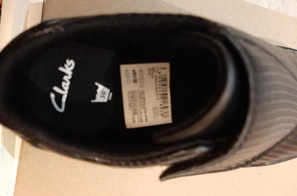 БЛАГОТВОРИТВЛНО!!! Детски черни обувки с велко Clarks