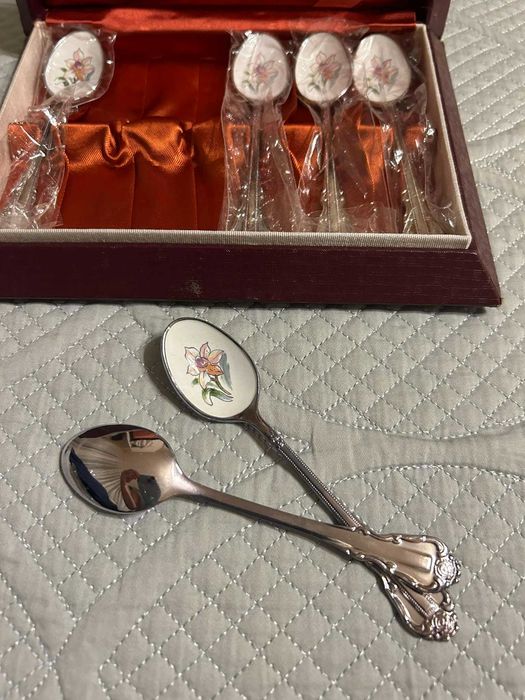 Посребрени лъжички с порцелан