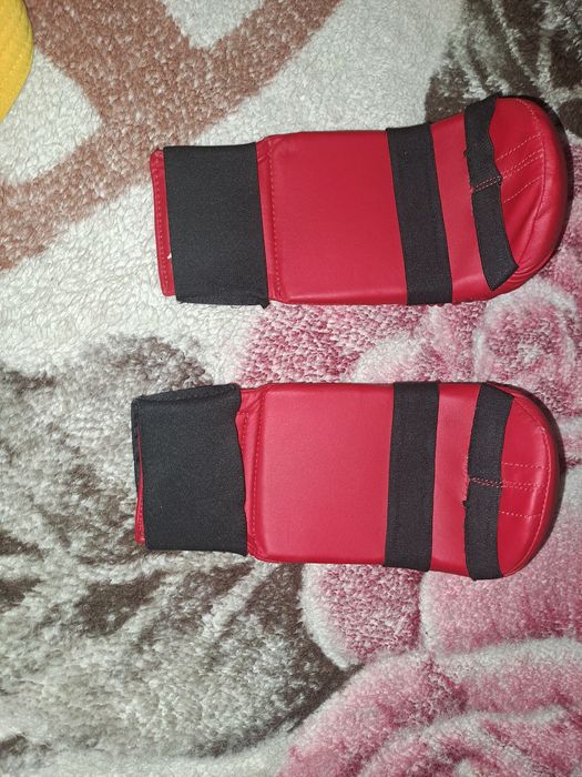 красные перчатки для каратэ