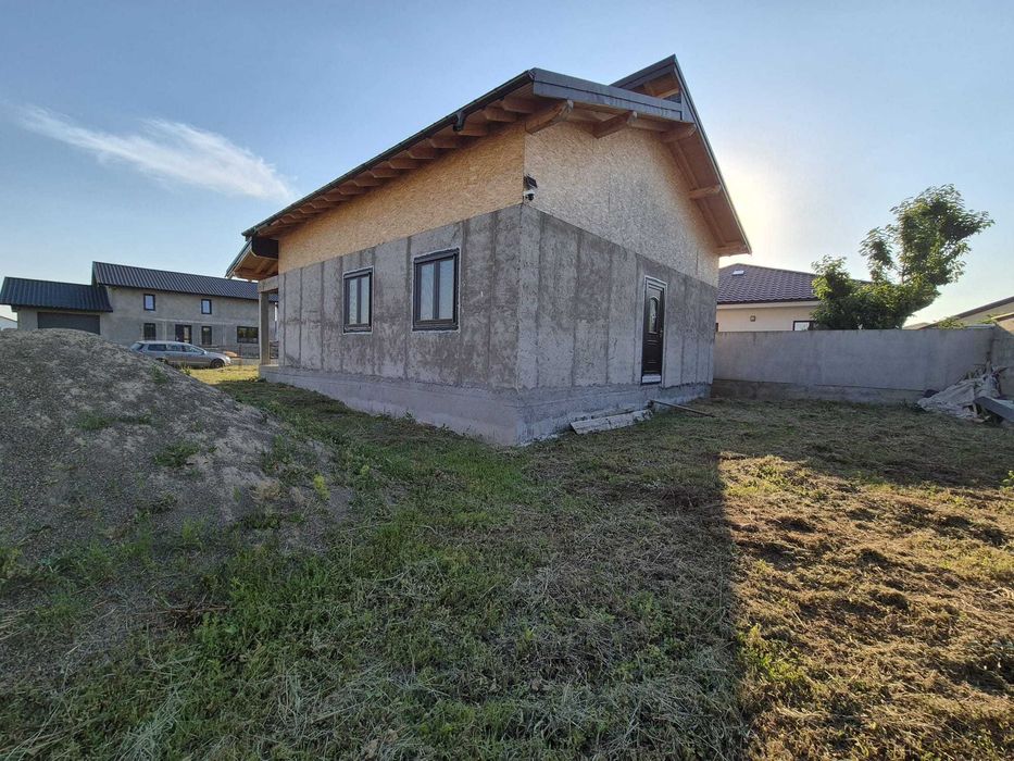 Casa de vanzare la rosu