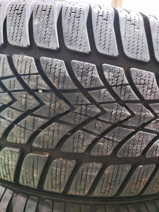 2 бр зимни 225/50/17 Dunlop