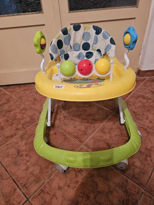 Premergător bebe cu jucări