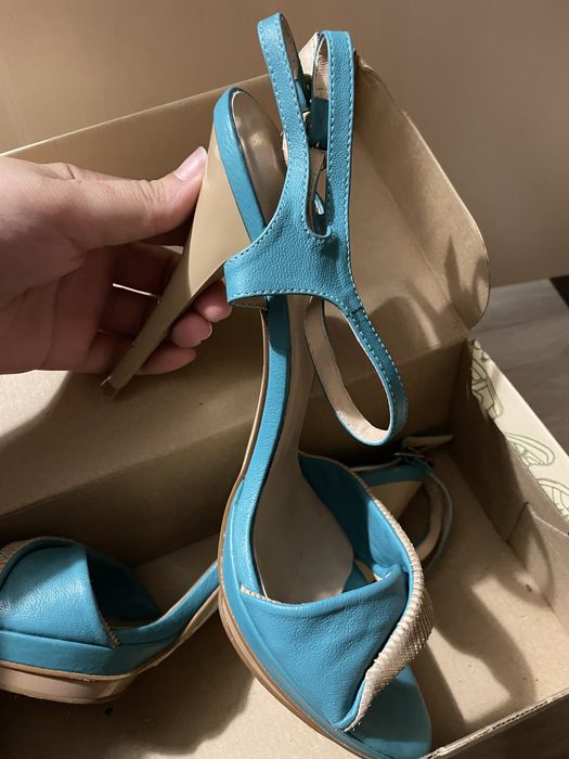 Женские босоножки