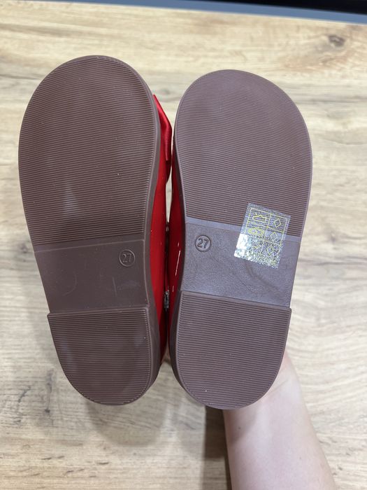 Бяла блуза, червена пола, червени обувки 3-4г