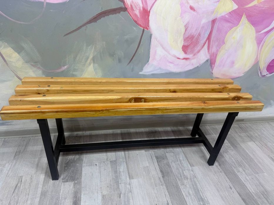 Деревянная скамейка с железными ножками