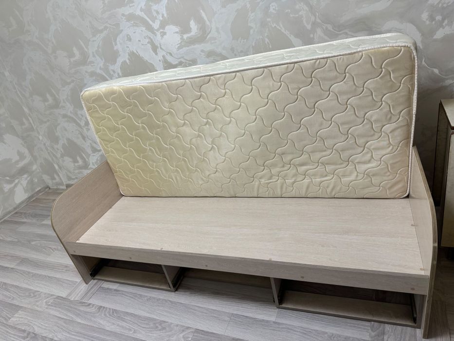 Кровать с матрасом